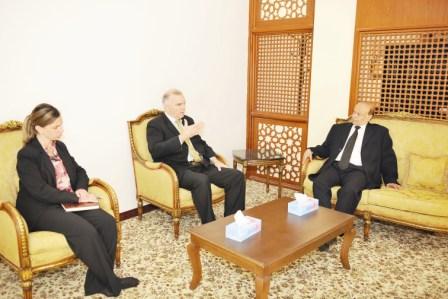 نائب الرئيس لدى استقباله المدير الإقليمي للمعهد الديمقراطي الأمريكي أمس